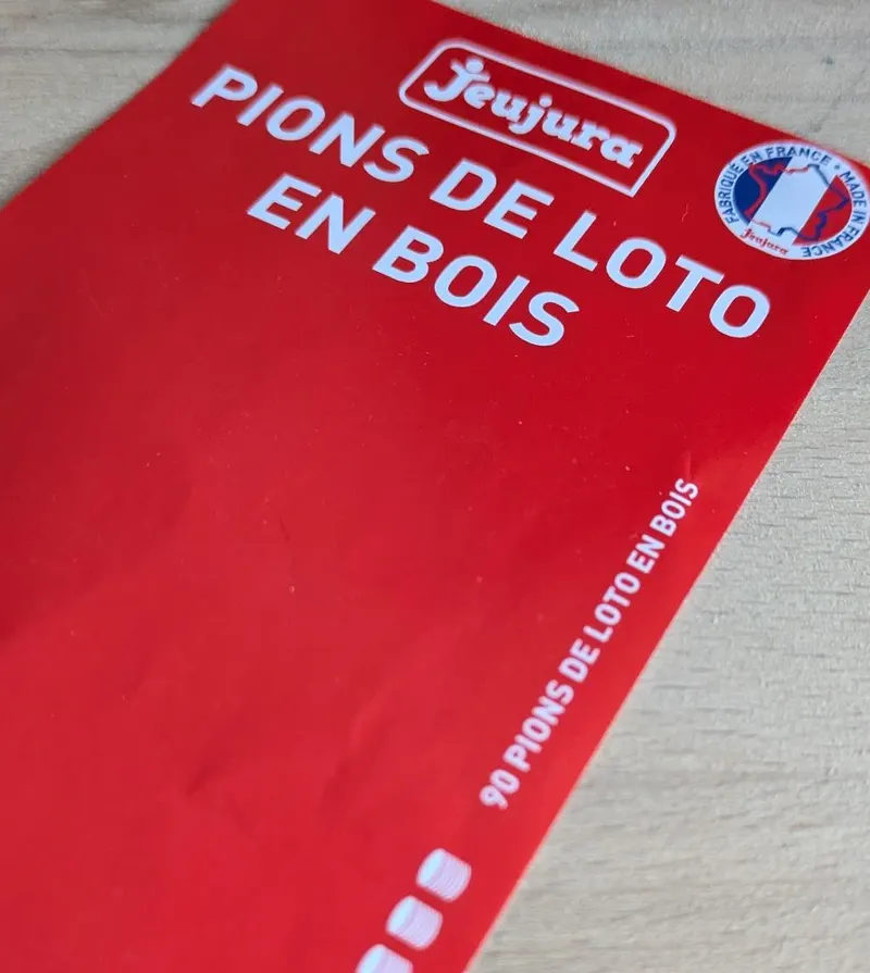 Rote Packung mit der Aufschrift „Pions de loto en bois“, 90 Lottosteine aus Holz